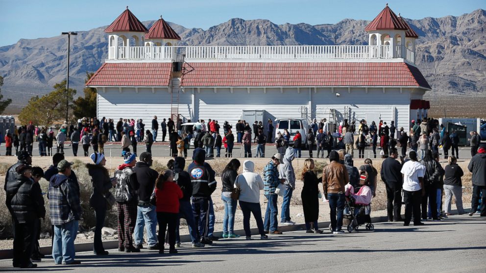 PHOTO:Patrons line up to buy Powerball lottery tickets outside the Primm Valley Casino Resorts Lotto Store just inside the California border, Jan. 12, 2016. 