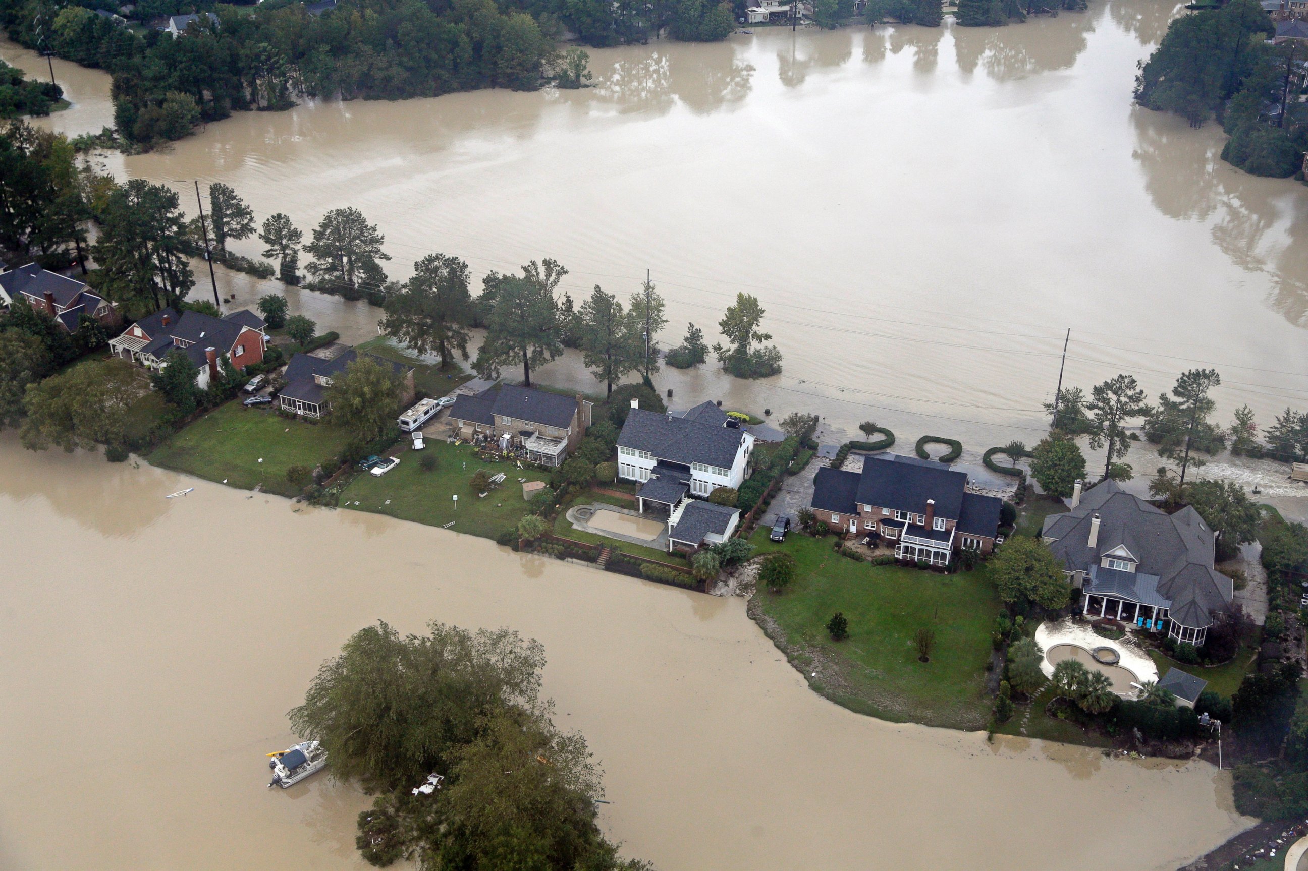 PHOTO: Floodwaters close in on homes on a small piece of land on Lake Katherine in Columbia, S.C., Oct. 5, 2015.