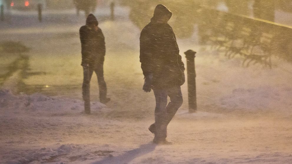 PHOTO: Pedestrians walk through wind-swept snow, Jan. 26, 2015, in Brooklyn, New York.