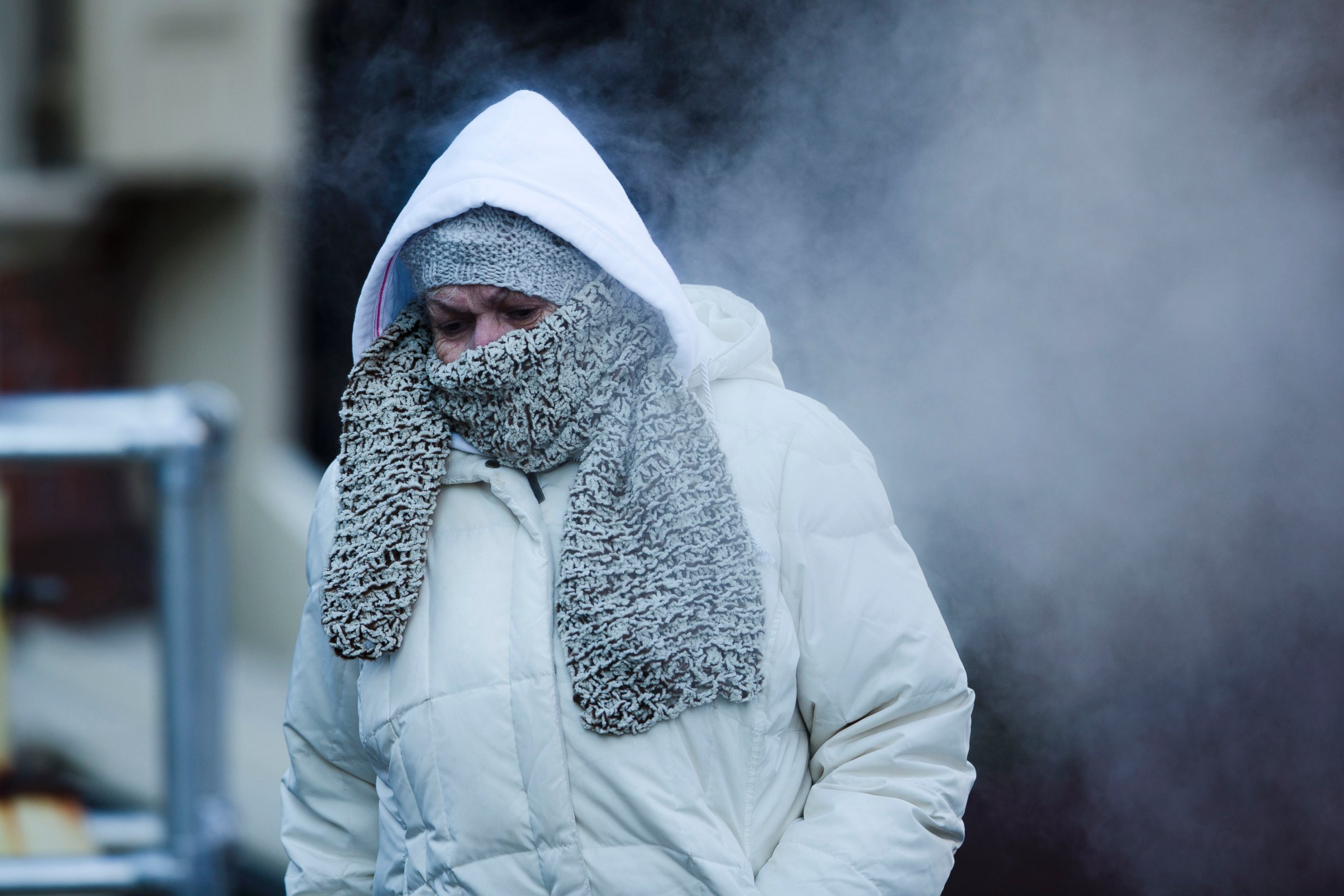 PHOTO: A commuter walks along Philadelphia's Market Street in freezing temperatures, Nov. 18, 2014.