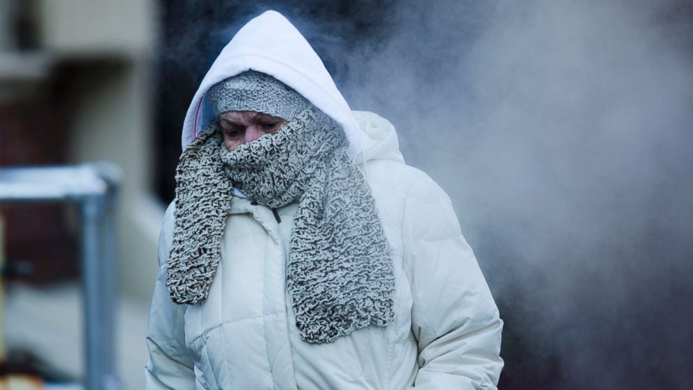 PHOTO: A commuter walks along Philadelphia's Market Street in freezing temperatures, Nov. 18, 2014.