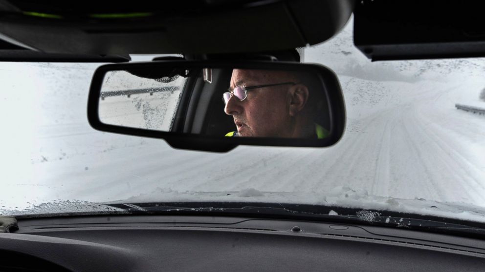PHOTO: Boyle County Sheriff Marty Elliott drives slowly in the deep snow, Feb. 16, 2015, on U.S. 127 in Danville, Ky.