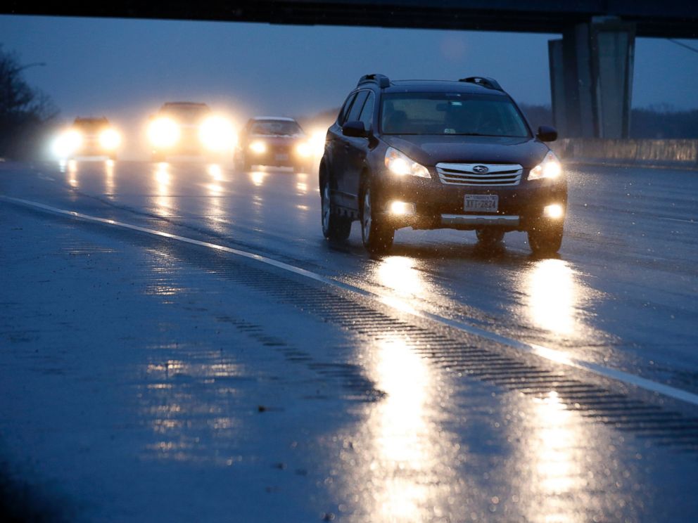 PHOTO: Cars move along the wet I-95/495 Washington Beltway, on one of the busiest travel days of the year, Nov. 26, 2014, in Camp Springs, Md.