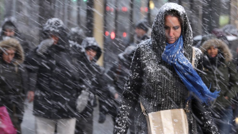 PHOTO: Pedestrians make their way through snow in New York, Jan. 26, 2015.