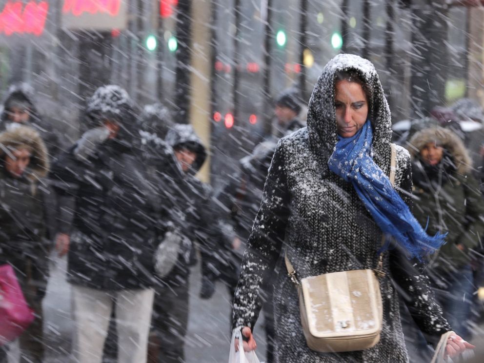 PHOTO: Pedestrians make their way through snow in New York, Jan. 26, 2015.