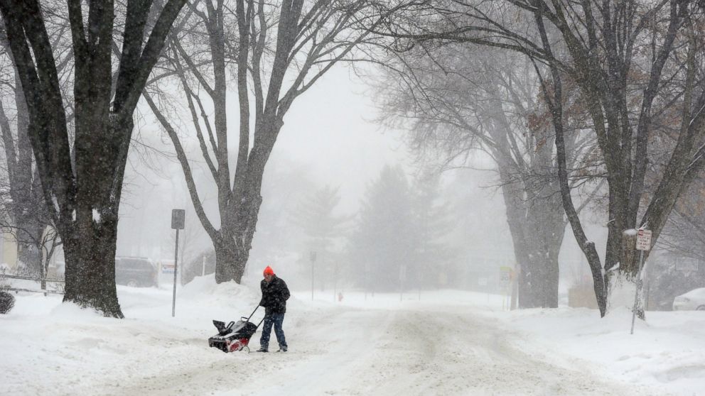 PHOTO: Dan Croker clears his driveway with a snowblower along Noel Drive in Mundelein, Ill., Feb. 1, 2015.
