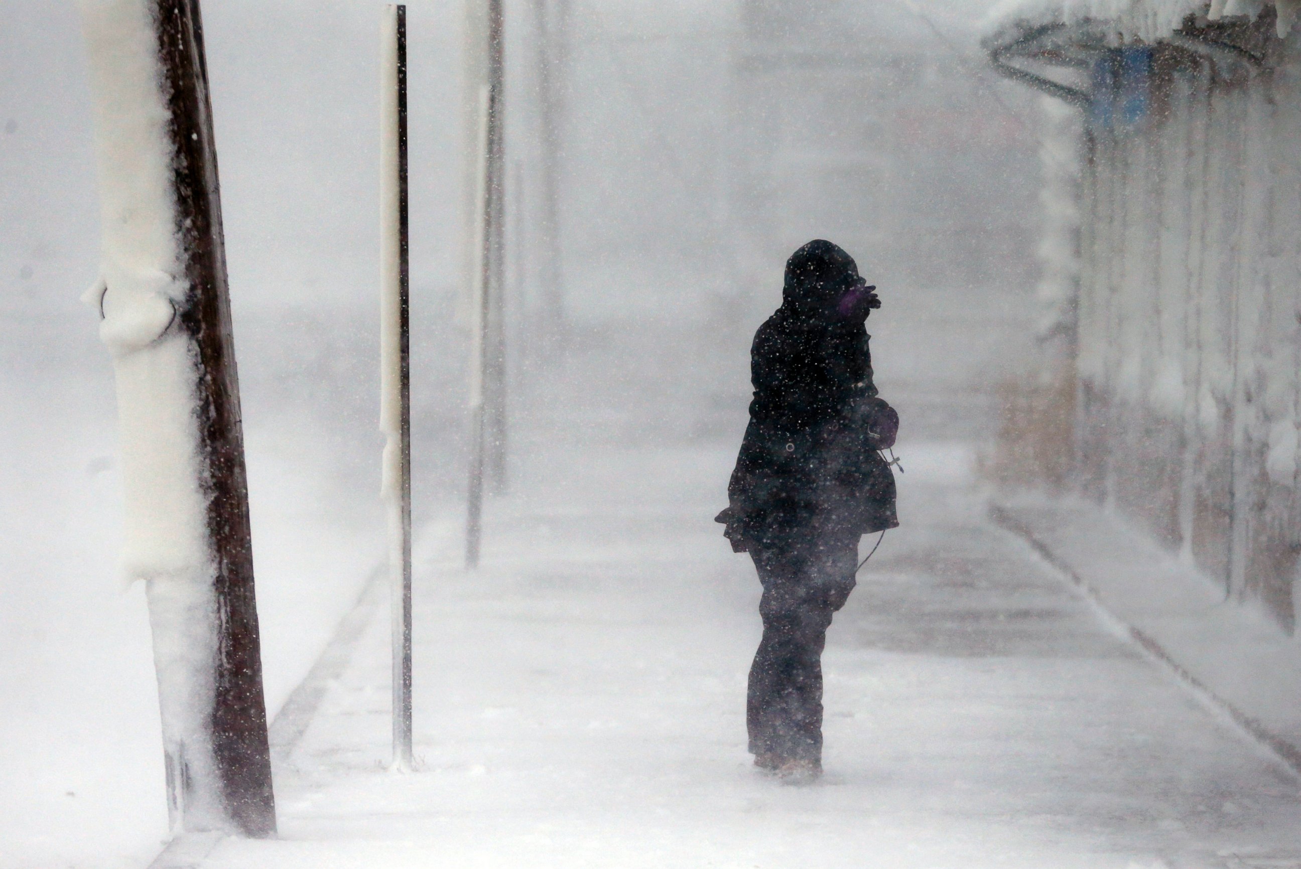 PHOTO: A woman braces against the wind during a winter storm in Marshfield, Mass., Jan. 27, 2015.