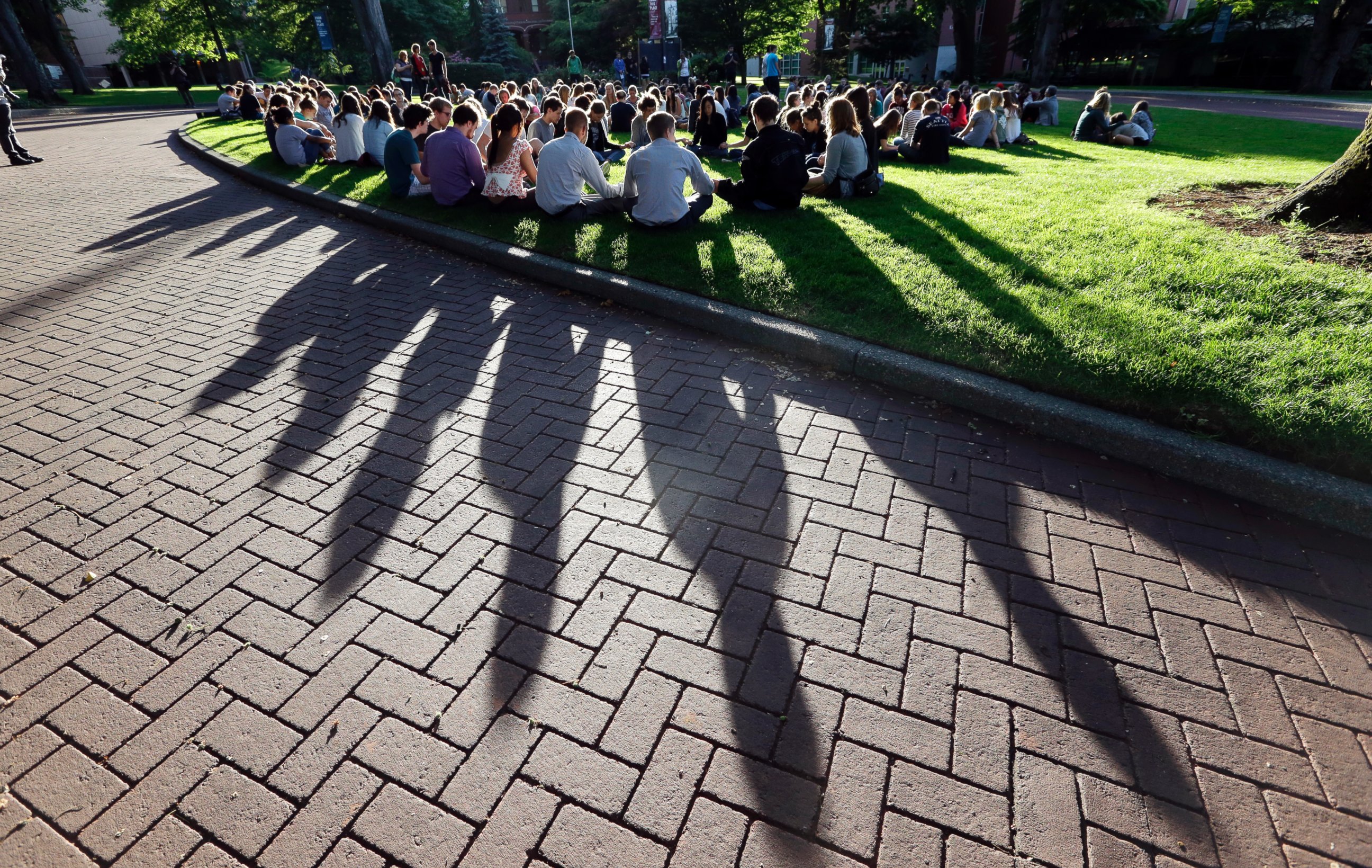 PHOTO: Students from Seattle Pacific University gather in a prayer circle following a shooting on the campus, June 5, 2014.