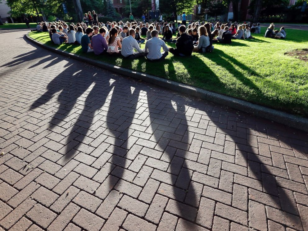 PHOTO: Students from Seattle Pacific University gather in a prayer circle following a shooting on the campus, June 5, 2014.