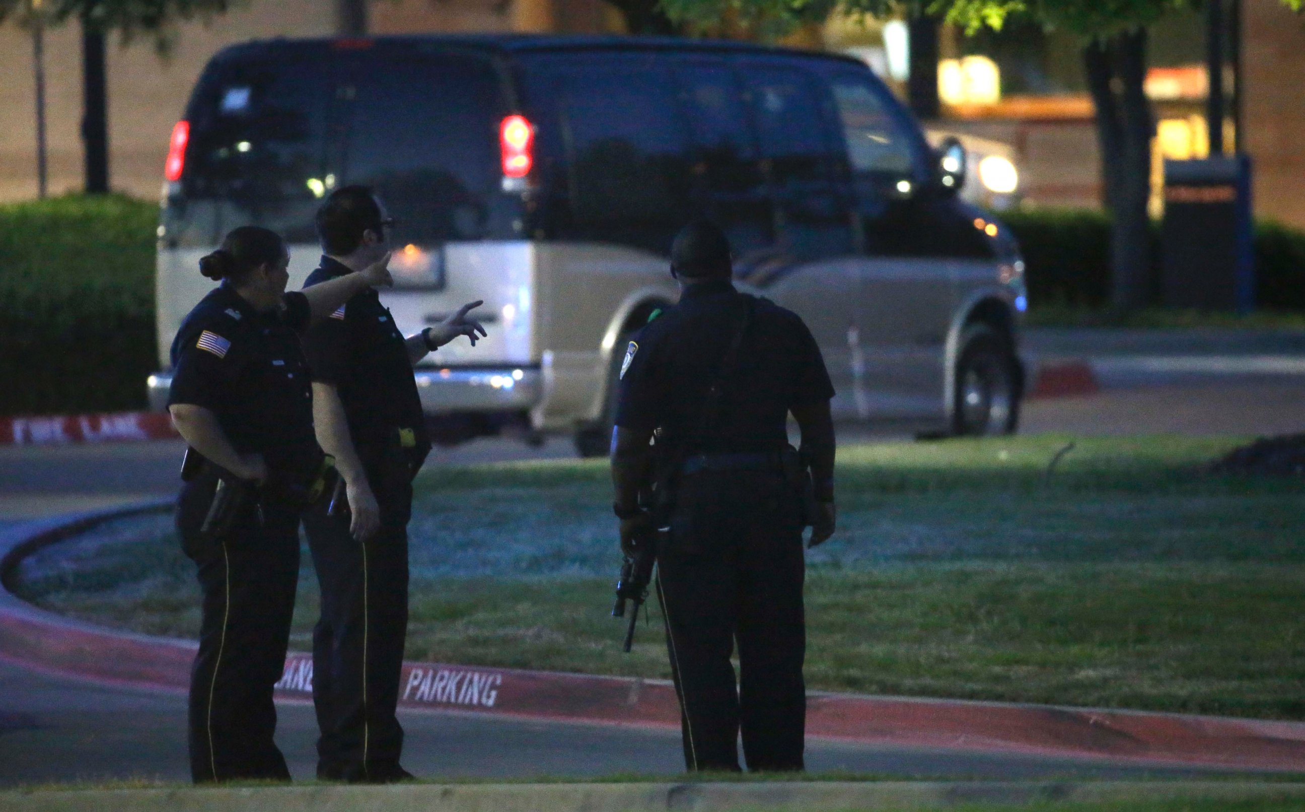 PHOTO: Police officers stand guard at a parking lot near the Curtis Culwell Center, May 3, 2015, in Garland, Texas.