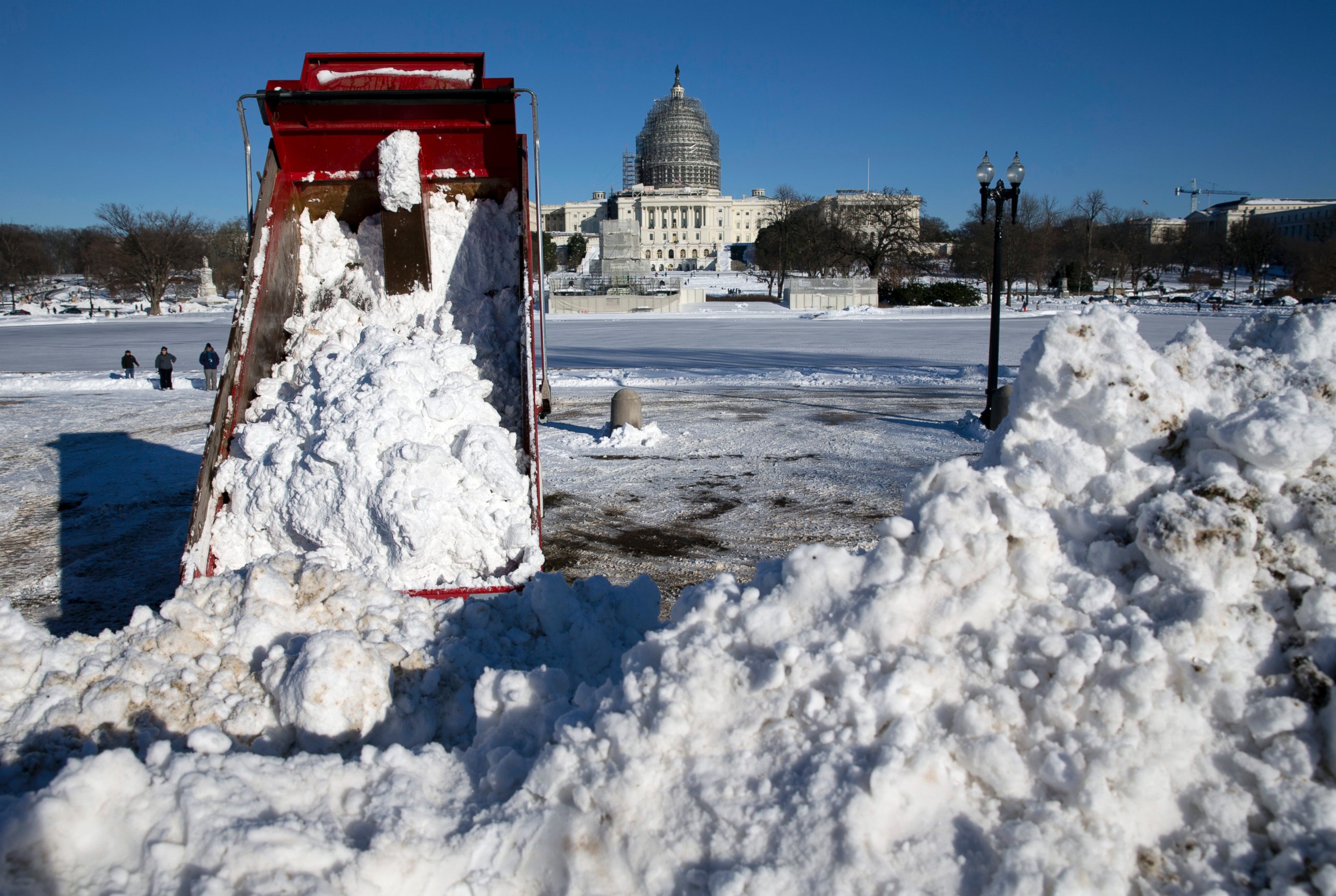 PHOTO:A dump truck empties a load of snow in front of the U.S. Capitol Building in Washington, Jan. 24, 2016. 