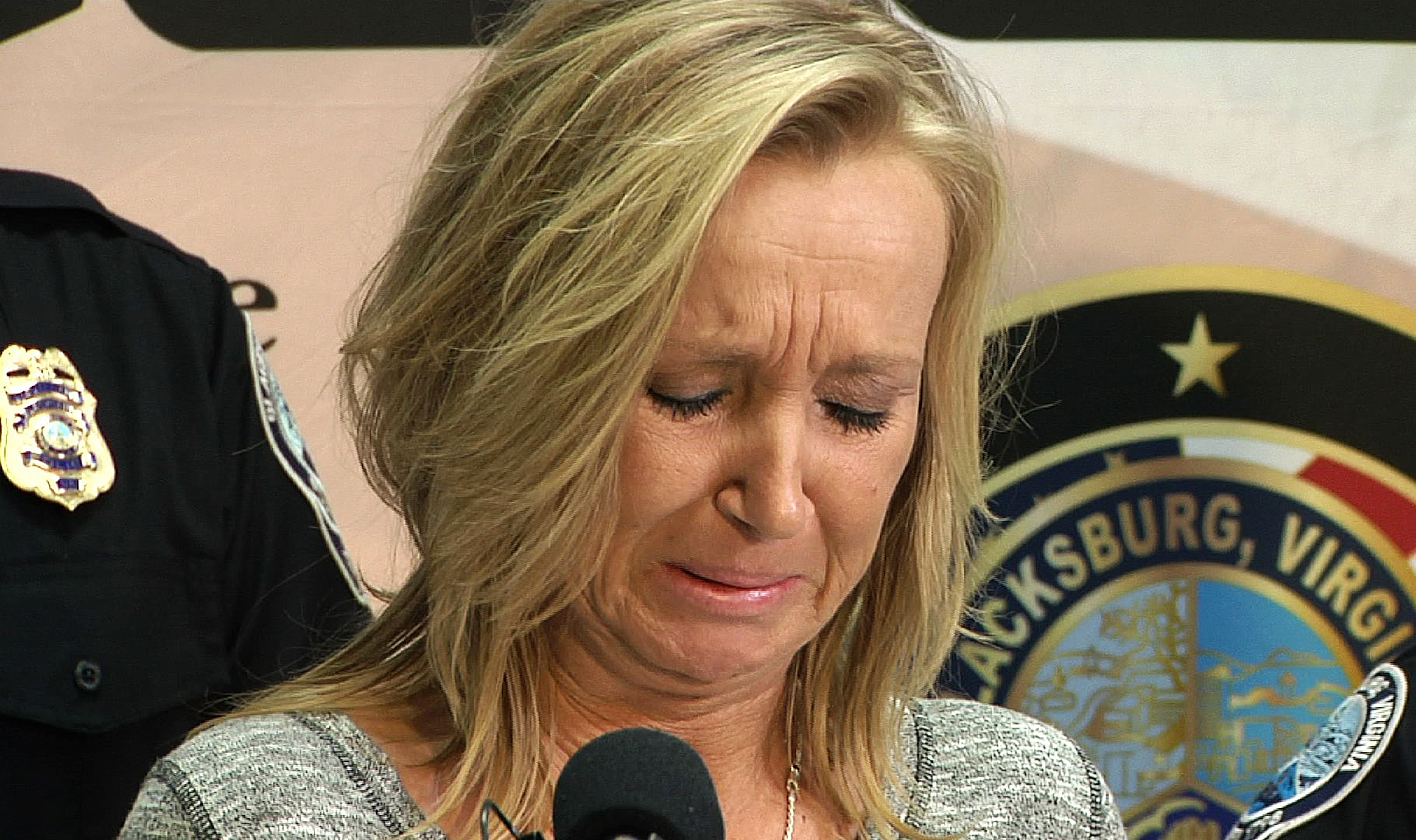 PHOTO: Tammy Weeks cries as she speaks to reporters in Blacksburg, Va., Feb. 2, 2016. Her 13-year-old daughter, Nicole Lovell was found murdered, Jan. 30, 2016. 
