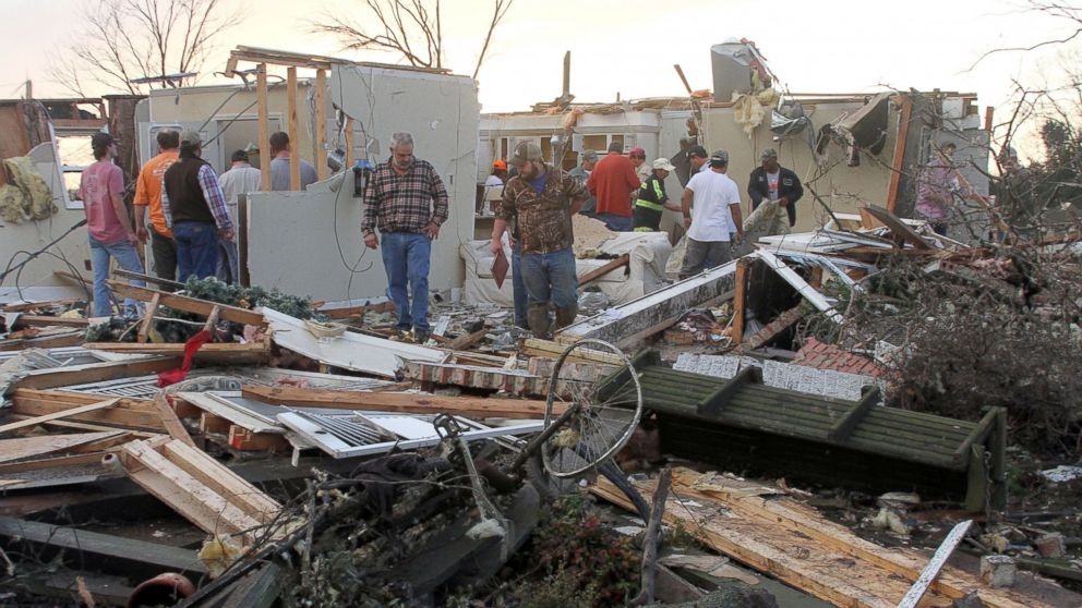 PHOTO: People inspect a storm-damaged home in the Roundaway community near Clarksdale, Miss., on Dec. 23, 2015. 