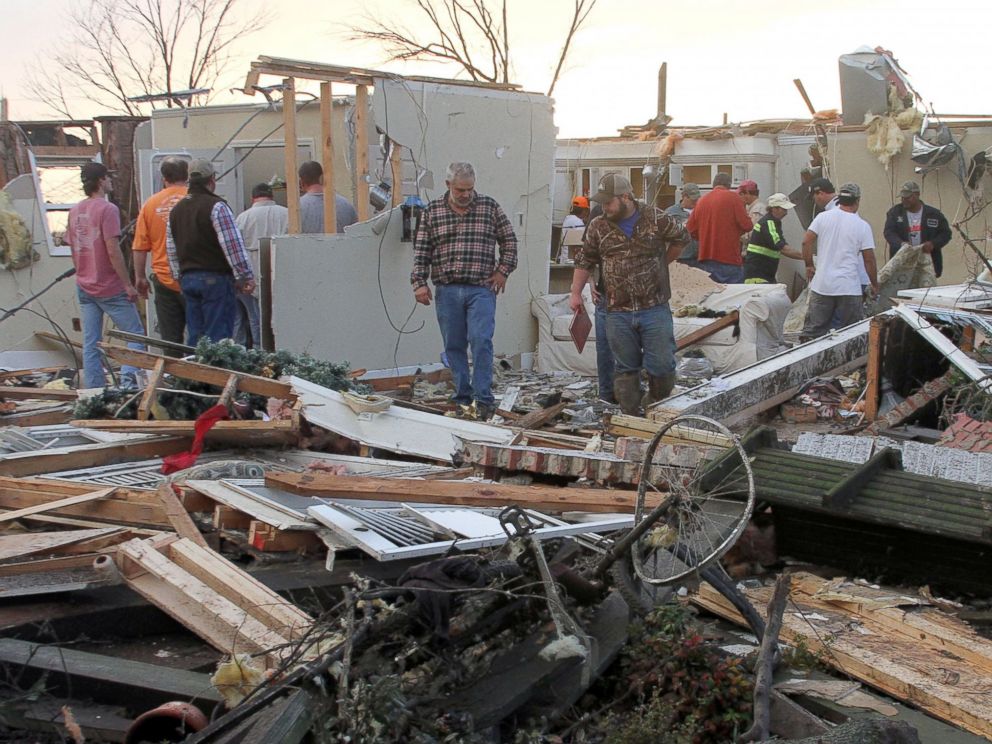 PHOTO: People inspect a storm-damaged home in the Roundaway community near Clarksdale, Miss., on Dec. 23, 2015.
