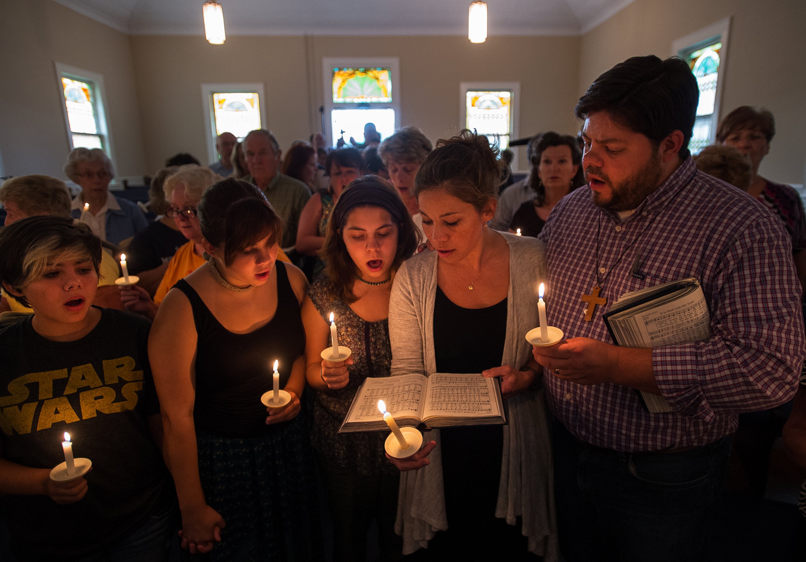 PHOTO: Community supporters sing a hymn during a vigil for journalists Alison Parker and Adam Ward, who were killed during a shooting in Moneta, Va., Aug. 26, 2015.