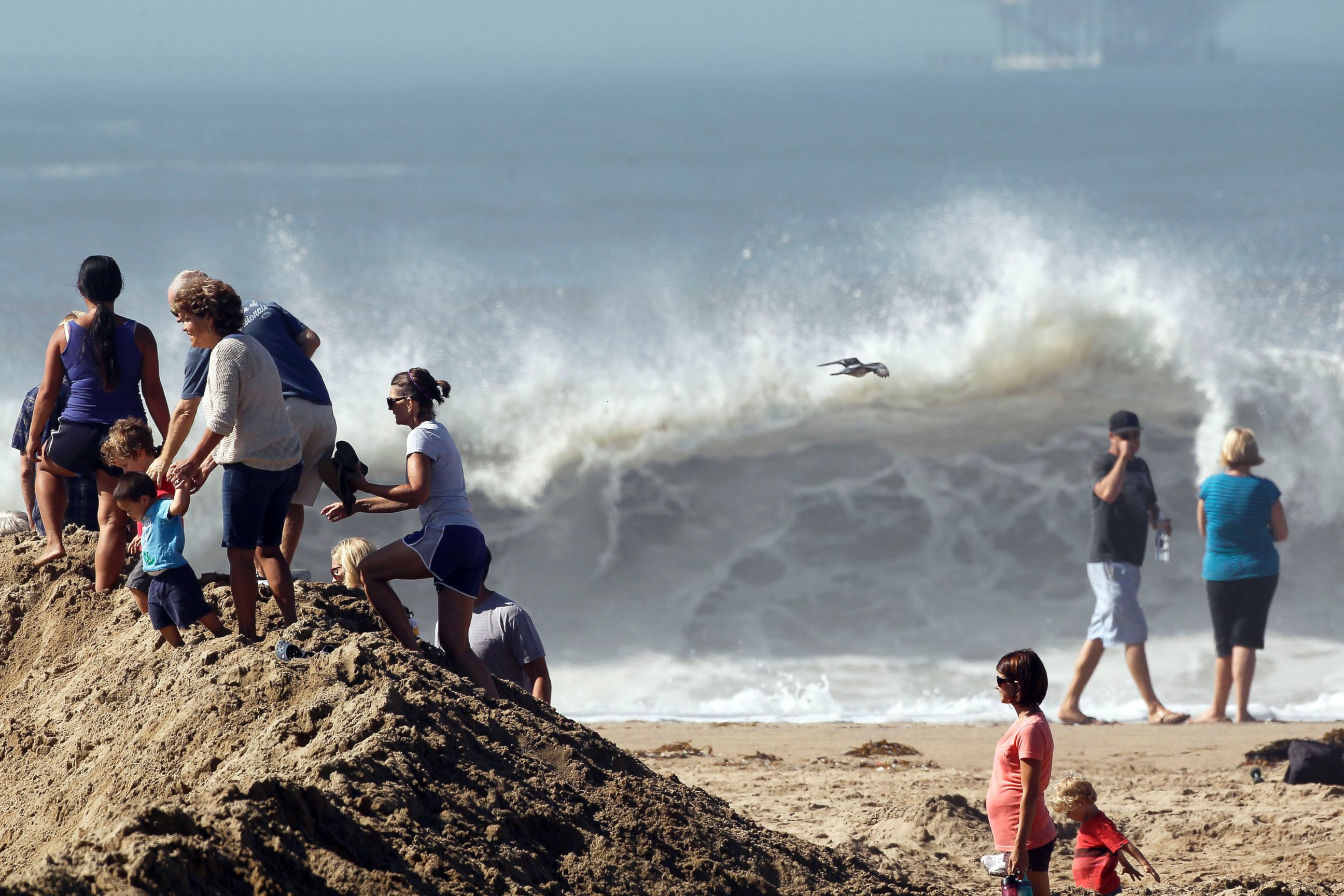 PHOTO: Onlookers watch as big waves come into shore from Hurricane Marie in Seal Beach, Calif., Aug. 27, 2014.