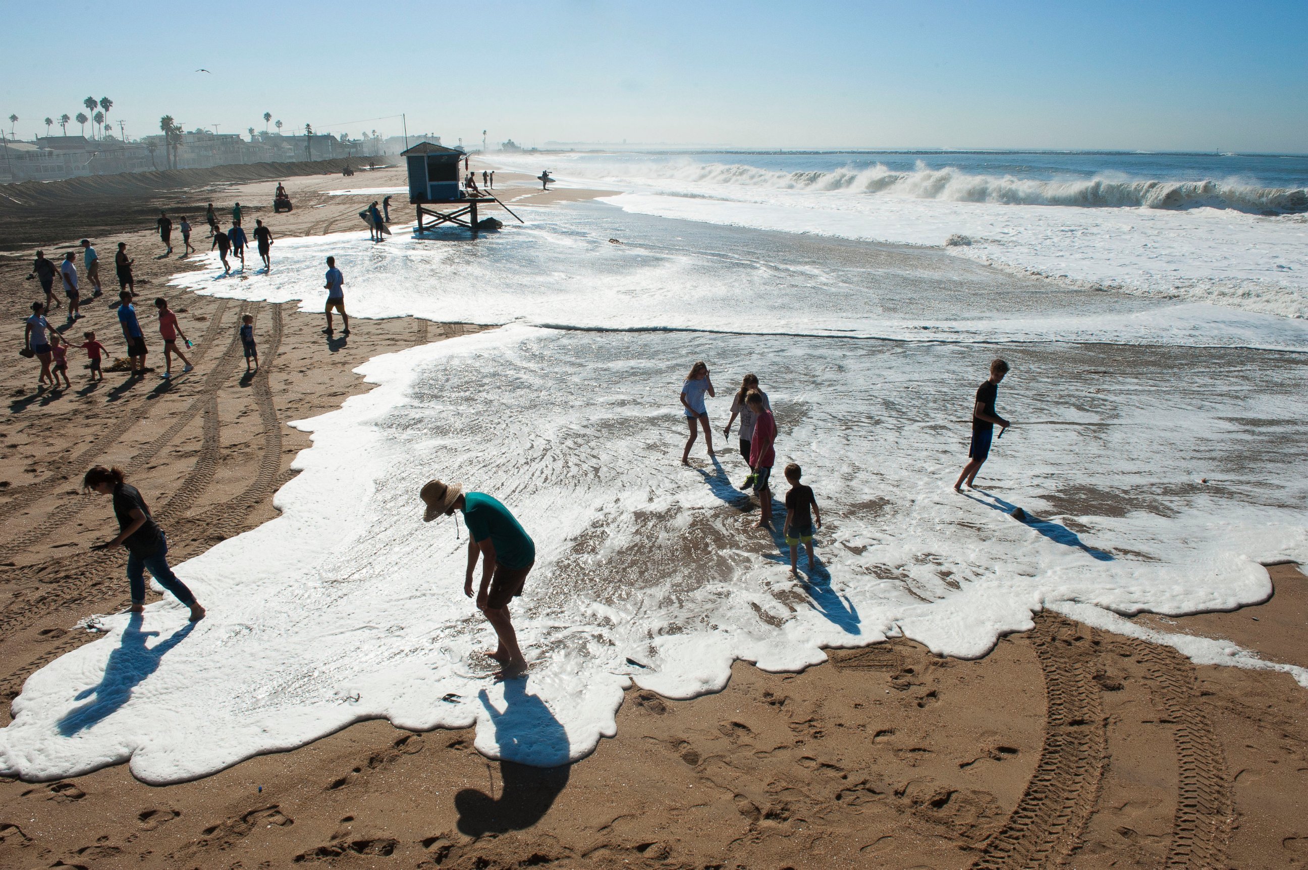 PHOTO: Spectators on the beach scramble as a wave covers the beach in Seal Beach, Calif., Aug. 27, 2014.