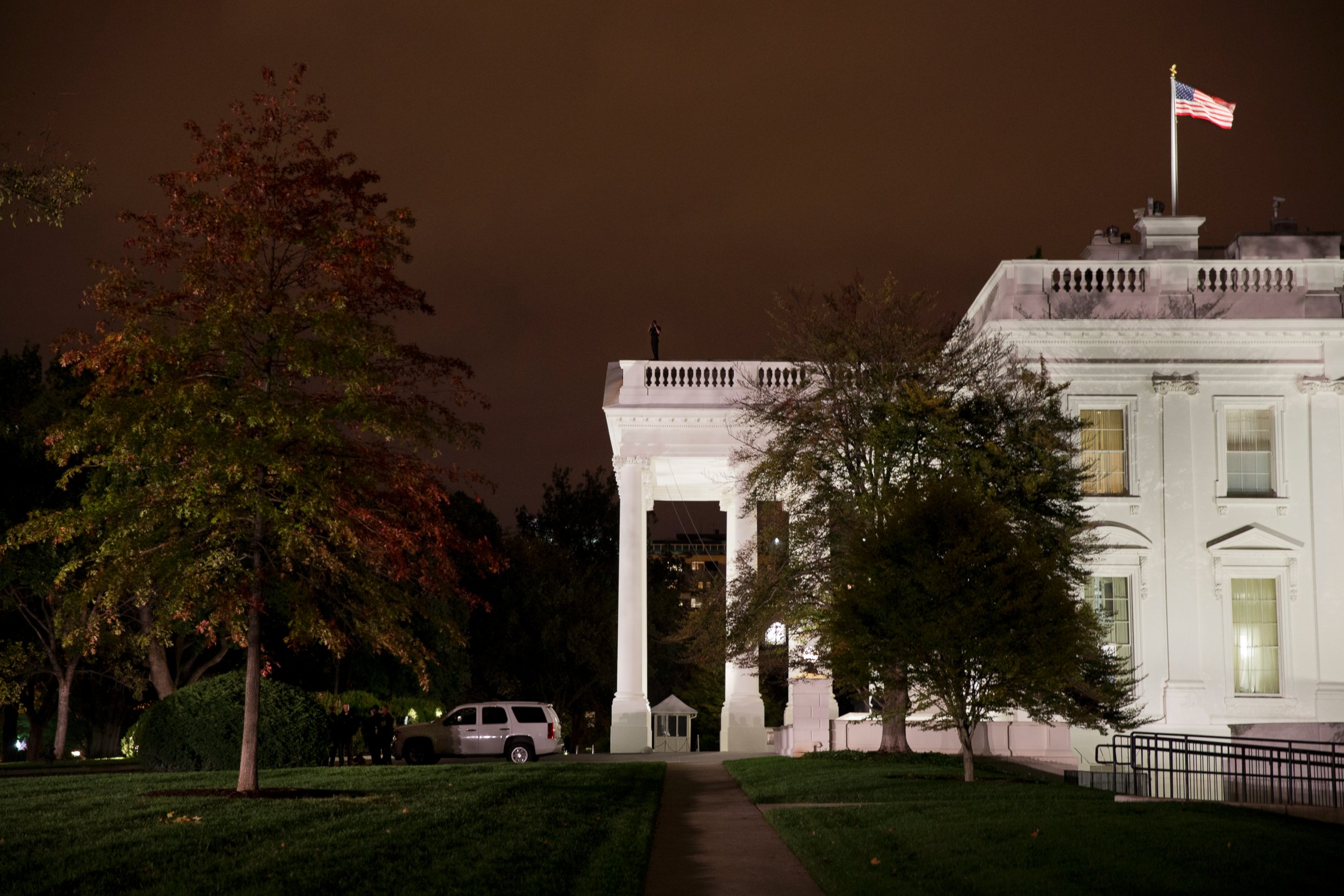PHOTO: A group of Secret Service police gather on the North Lawn as a member of the Secret Service Counter Assault team surveys from the White House rooftop, Oct. 22, 2014, in Washington.