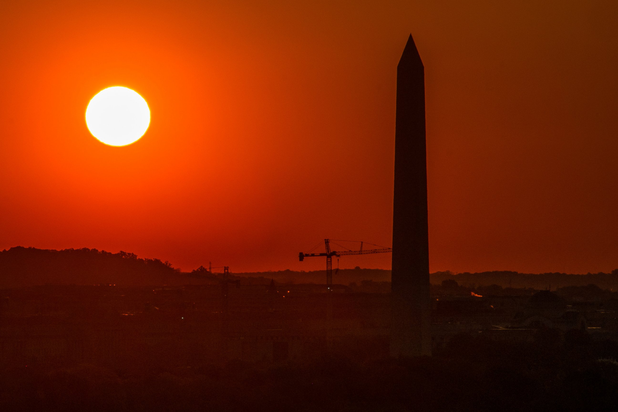 PHOTO: Sunrise behind the Washington Monument is seen from Arlington House in Arlington National Cemetery in Arlington, Va. May 4, 2014.