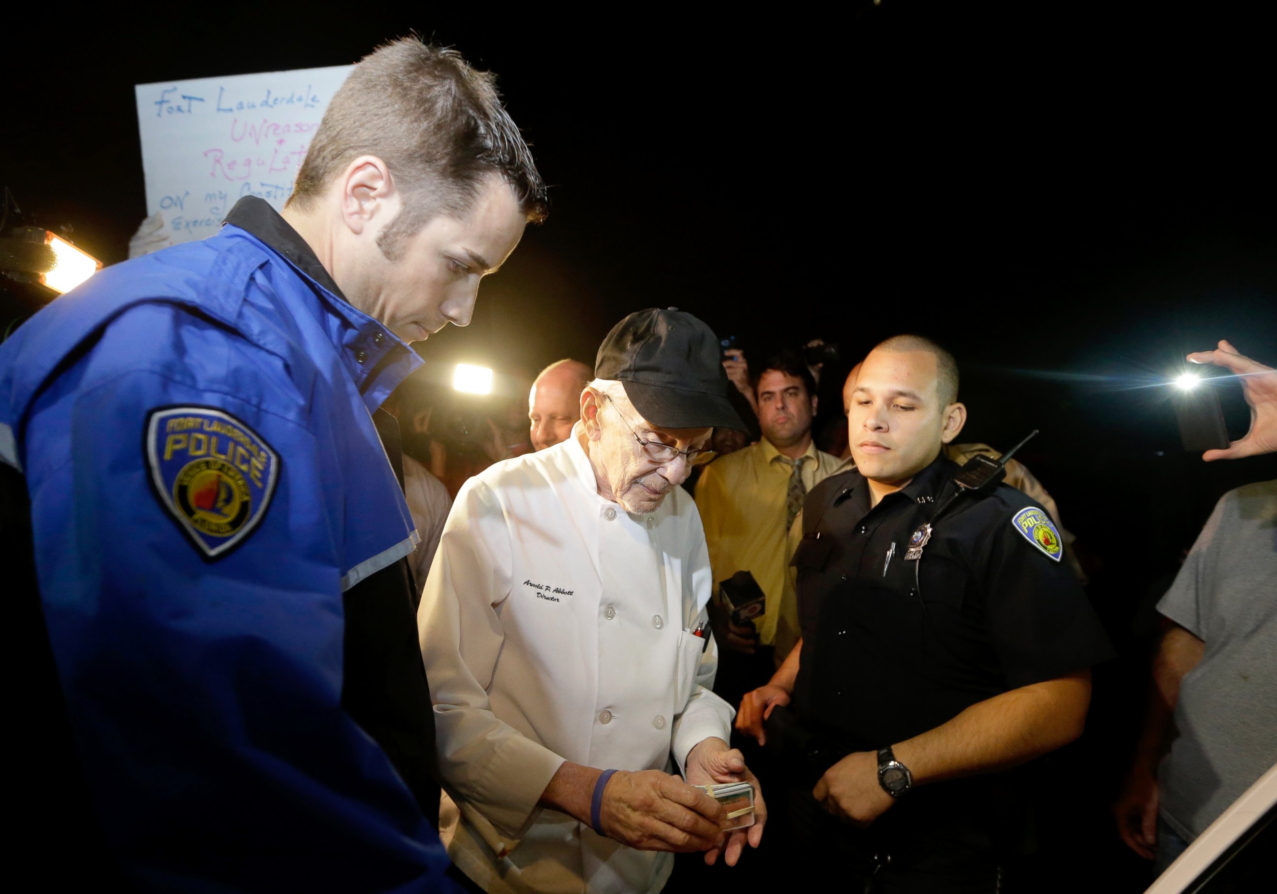 PHOTO: Homeless advocate Arnold Abbott, 90, of the nonprofit group Love Thy Neighbor Inc., center, is questioned by a Fort Lauderdale police officer, Nov. 5, 2014, in Fort Lauderdale, Fla.