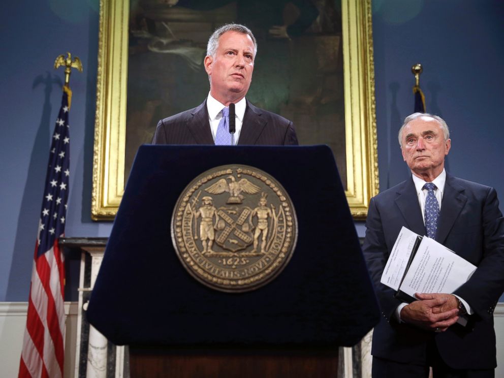 PHOTO: New York City mayor Bill de Blasio, center, and police commissioner Bill Bratton speak to reporters during a news conference in New York in this July 28, 2014 file photo.