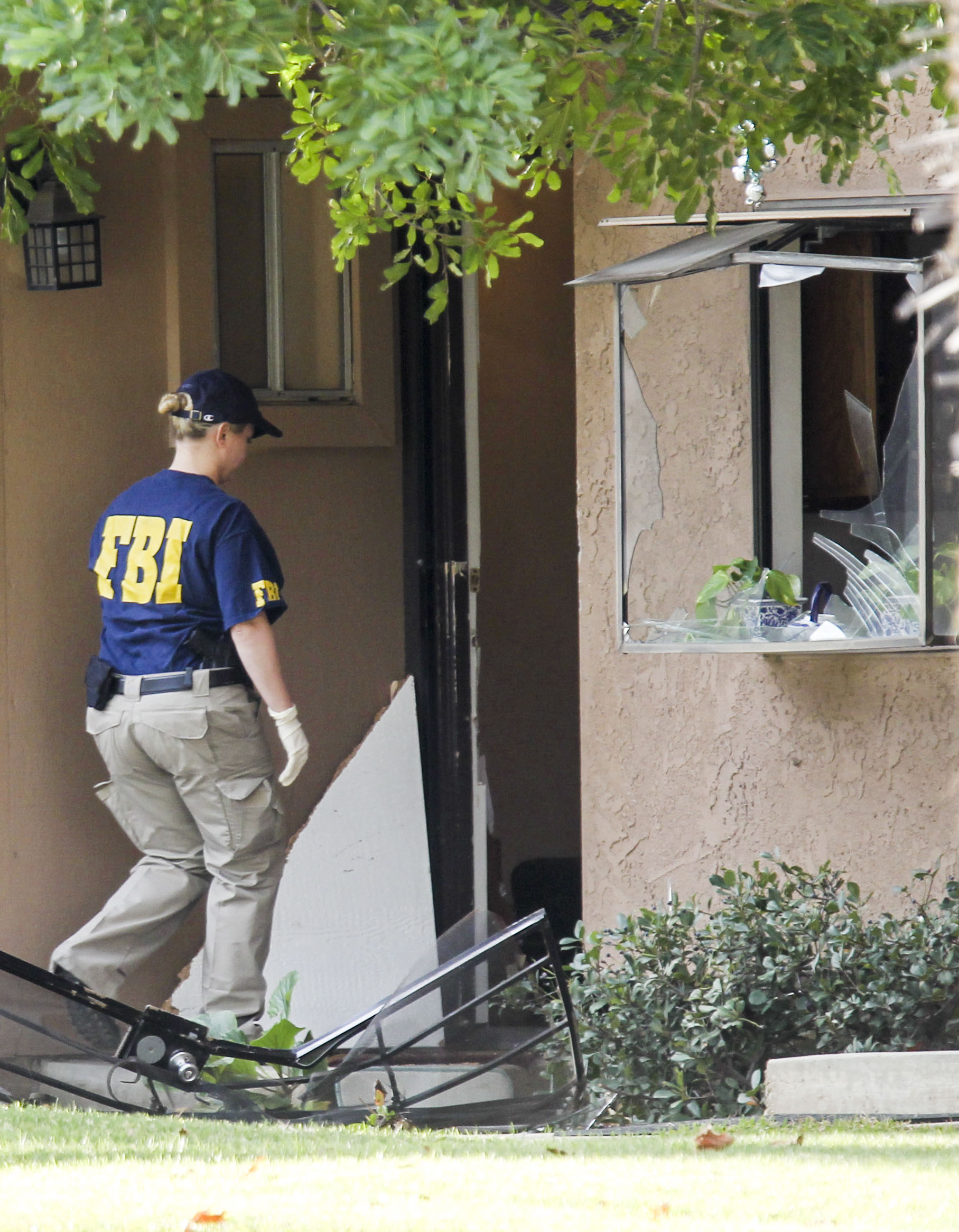 PHOTO: A FBI agent searches outside a home in San Bernardino, Calif., Dec. 3, 2015.