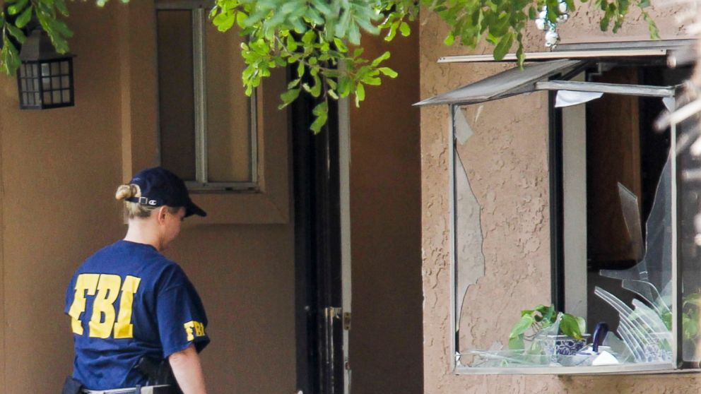 PHOTO: A FBI agent searches outside a home in San Bernardino, Calif., Dec. 3, 2015.