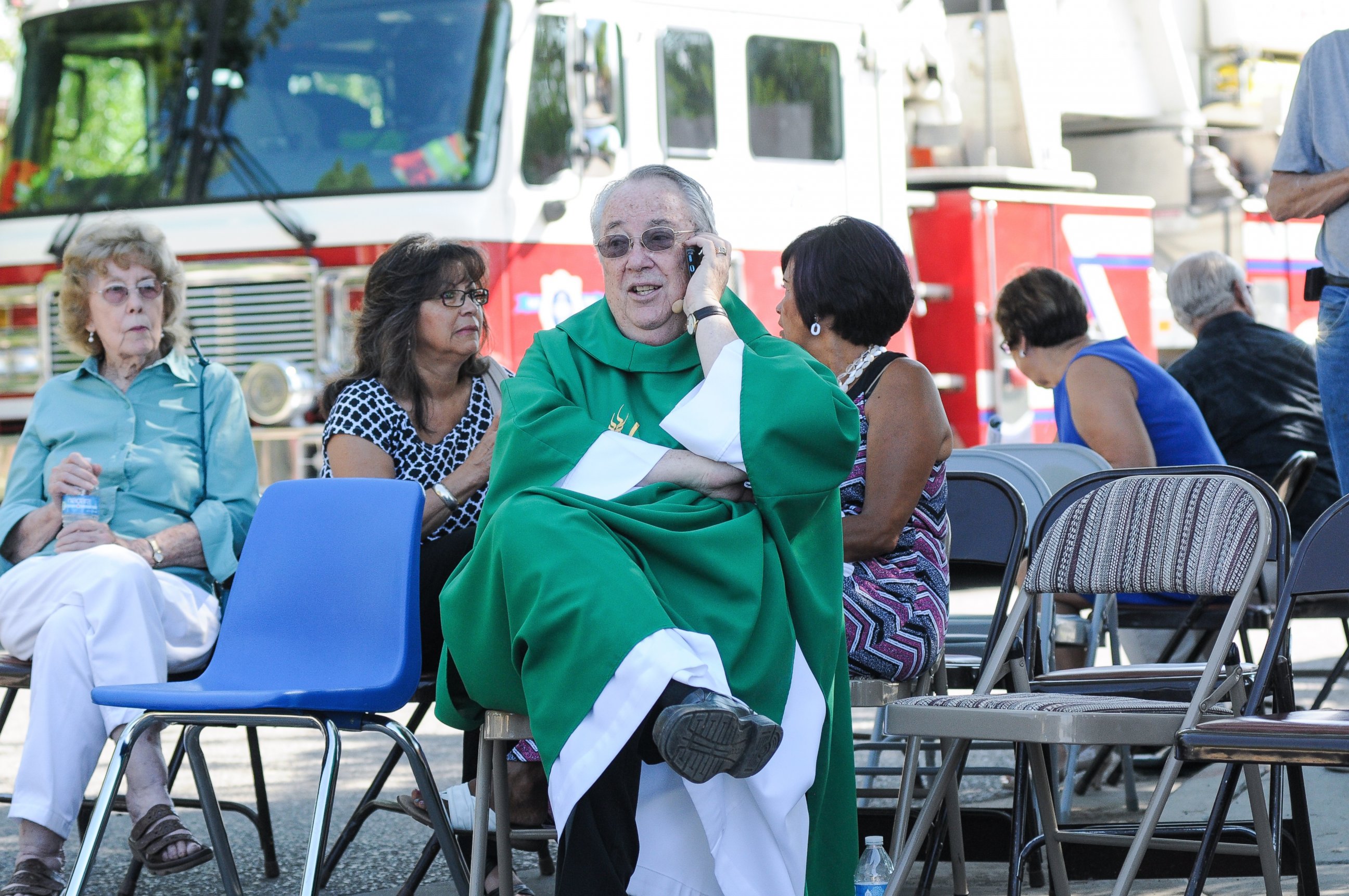 PHOTO: While waiting in a staging area, Holy Cross Catholic Church Pastor John Anderson tries to get in touch with other local churches to warn them of the two explosions that occurred and to be vigilant, Aug. 2, 2015, in Las Cruces, N.M.
