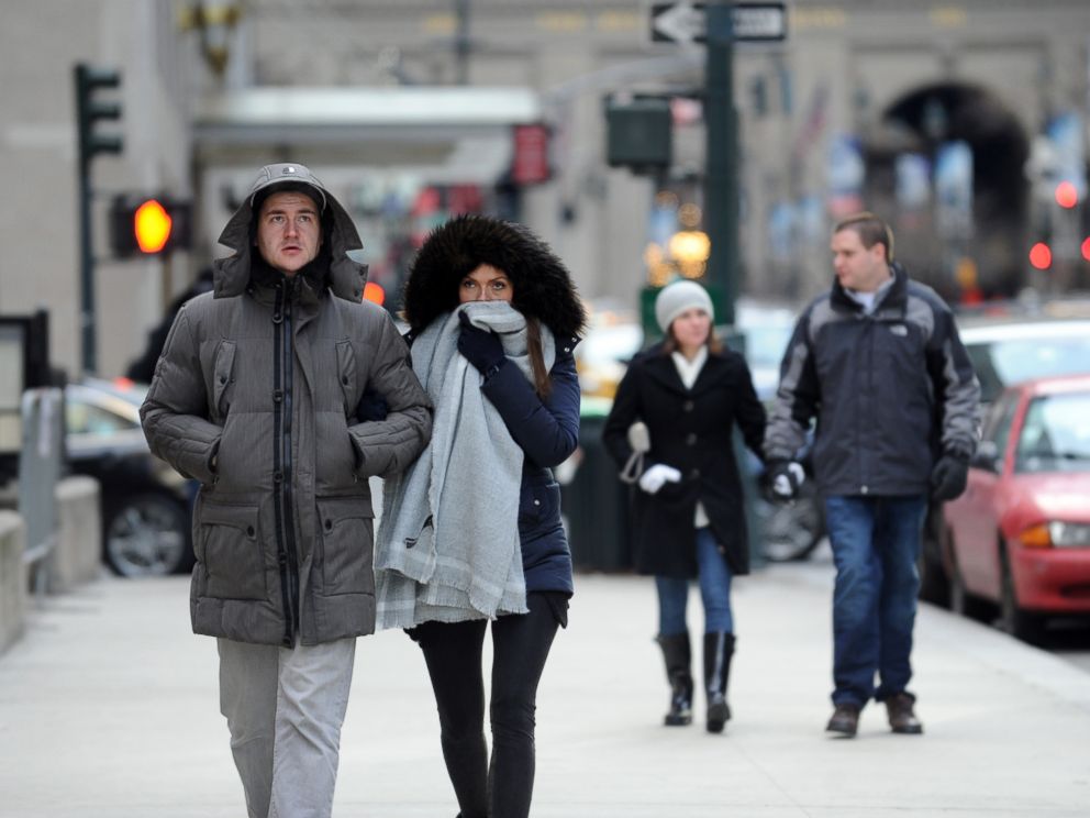 PHOTO: Benedikt Vom Orde and Julia Felte, tourists from Essen, Germany, walk along Park Avenue in New York during a bitter cold spell, Feb. 13, 2016. 