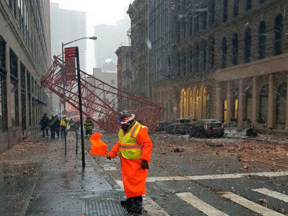 PHOTO:A crane is seen collapsed in Lower Manhattan, Feb. 5, 2016 in New York.   
