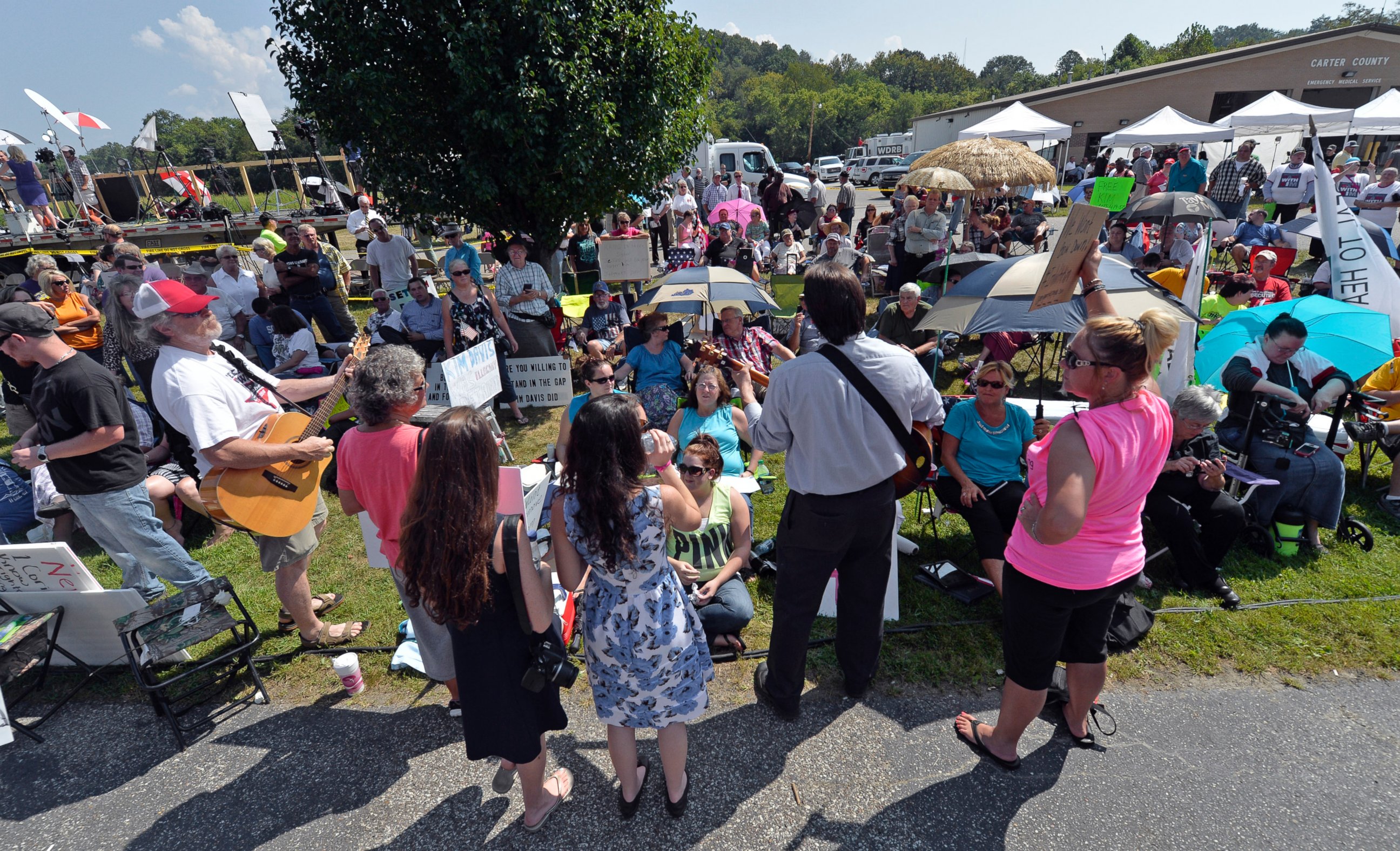 PHOTO: Musicians lead protesters in hymns outside the Carter County Detention Center in Grayson, Ky. on Sept. 8, 2015. 
