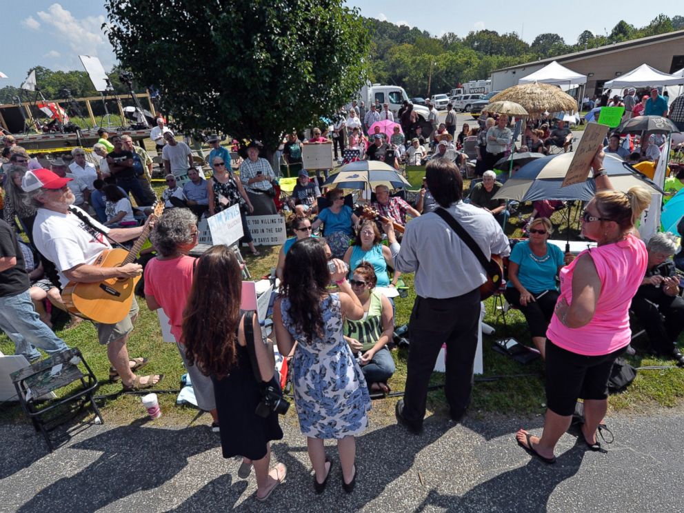 PHOTO: Musicians lead protesters in hymns outside the Carter County Detention Center in Grayson, Ky. on Sept. 8, 2015.