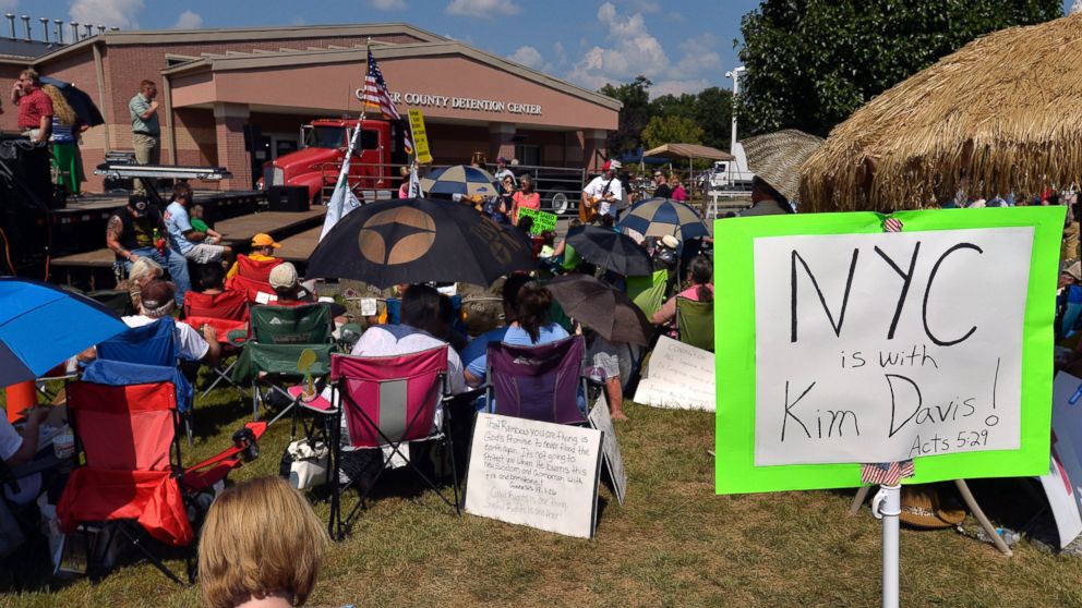PHOTO: Supporters of jailed Rowan County Clerk Kim Davis gather outside the Carter County Detention Center in Grayson, Ky. on Sept. 8, 2015. 