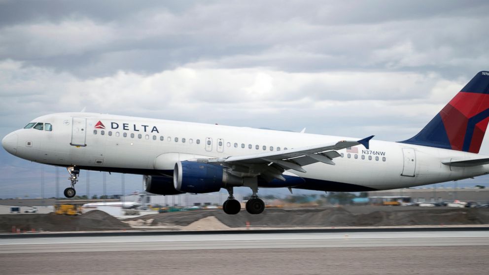 PHOTO: An Airbus A320 jetliner, belonging to Delta Airlines, lands at McCarran International Airport in Las Vegas, Nevada, March 5, 2015. 