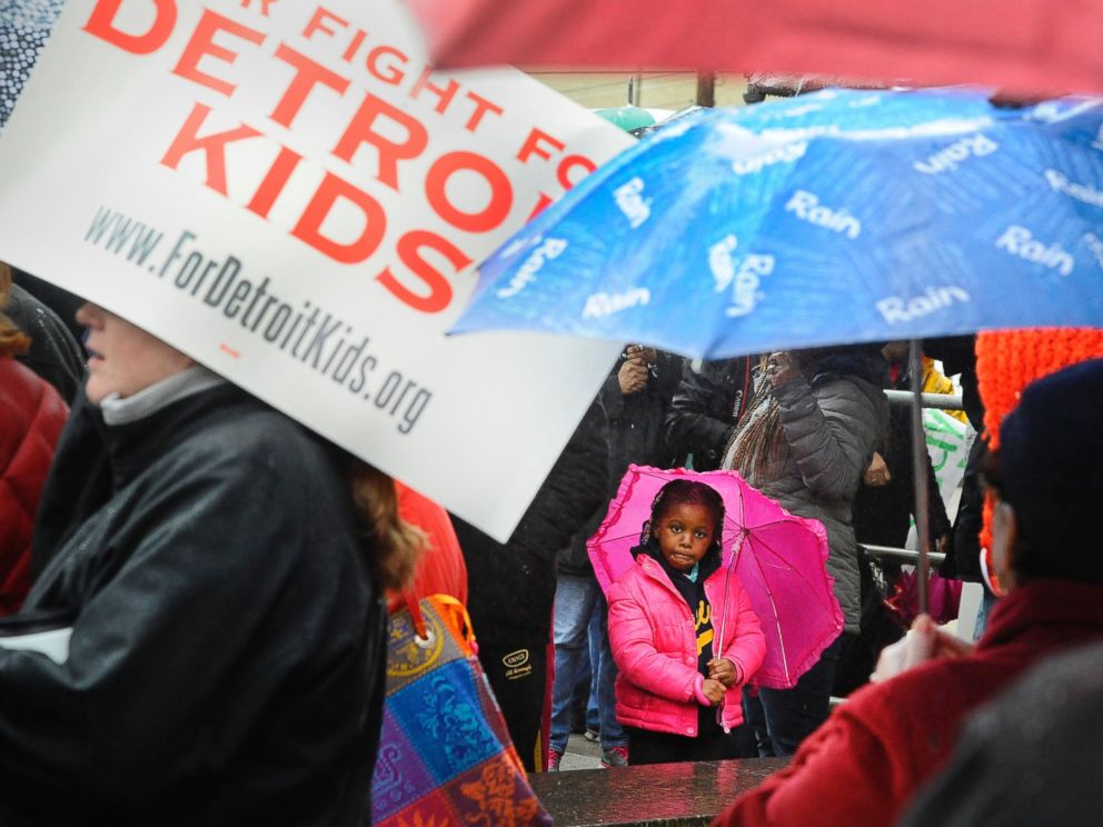 PHOTO: Jordyn Dearing, 5, a Nichols Elementary School student, attends a Detroit Federation of Teachers rally outside Detroit Public Schools offices with her mother who is a teacher, May 2, 2016.