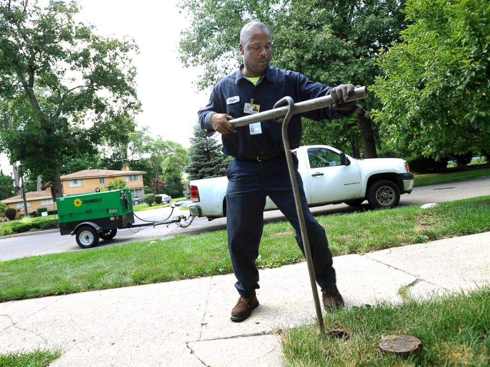 PHOTO: In this July 8, 2014 file photo, Chester Clemons, a water shut-off technician for the city of Detroit, shuts off the water at a home in the Palmer Woods neighborhood of Detroit.