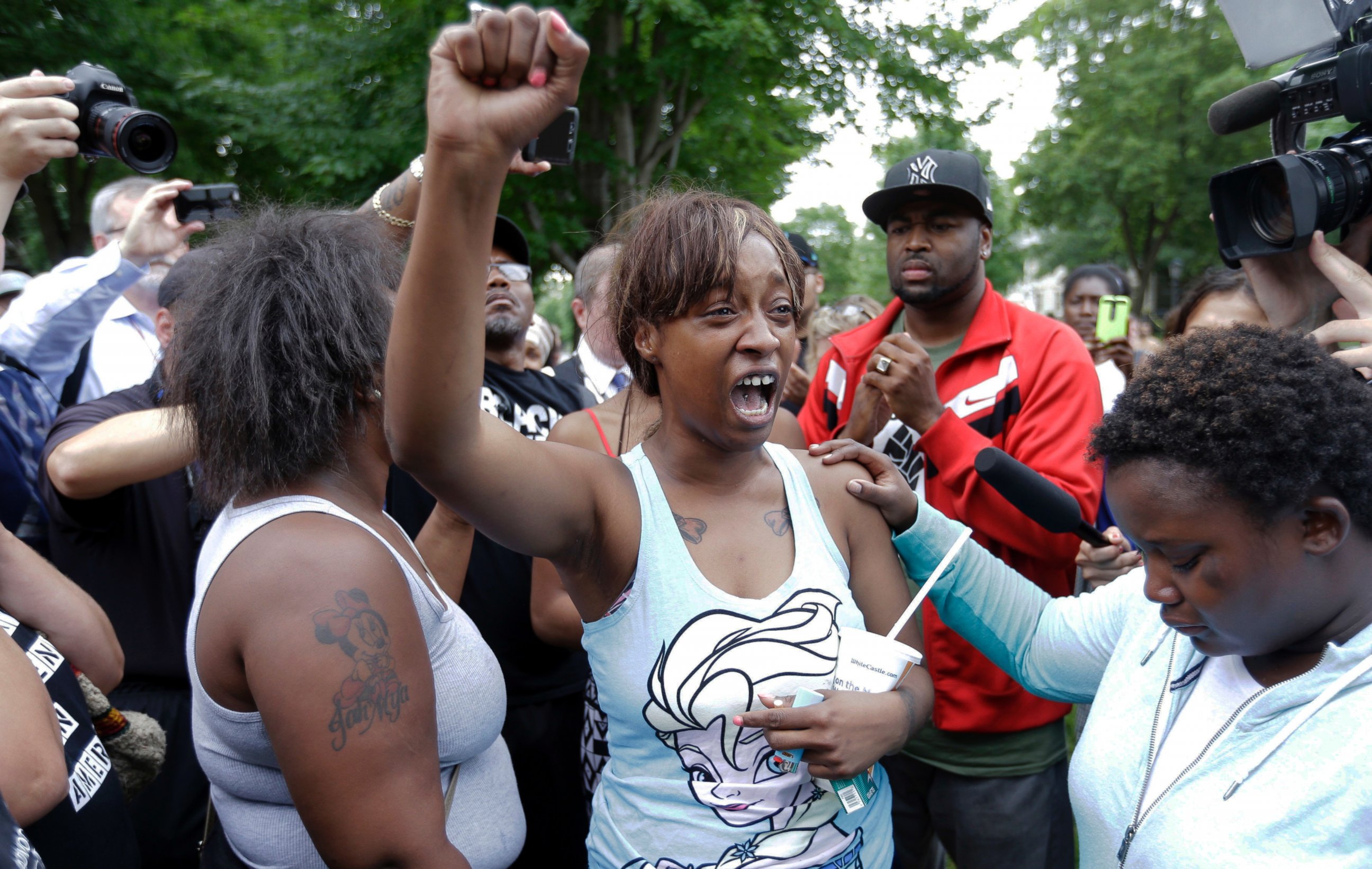 PHOTO: Diamond Reynolds, the girlfriend of Philando Castile, talks about his shooting death with protesters and media outside the governor's residence, July 7, 2016, in St. Paul, Minn.