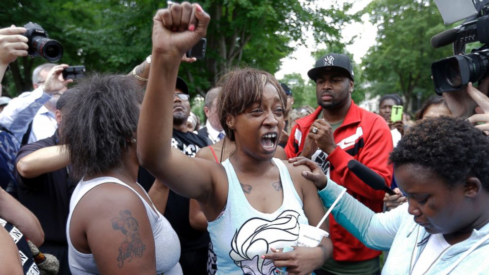 PHOTO: Diamond Reynolds, the girlfriend of Philando Castile, talks about his shooting death with protesters and media outside the governor's residence, July 7, 2016, in St. Paul, Minn.