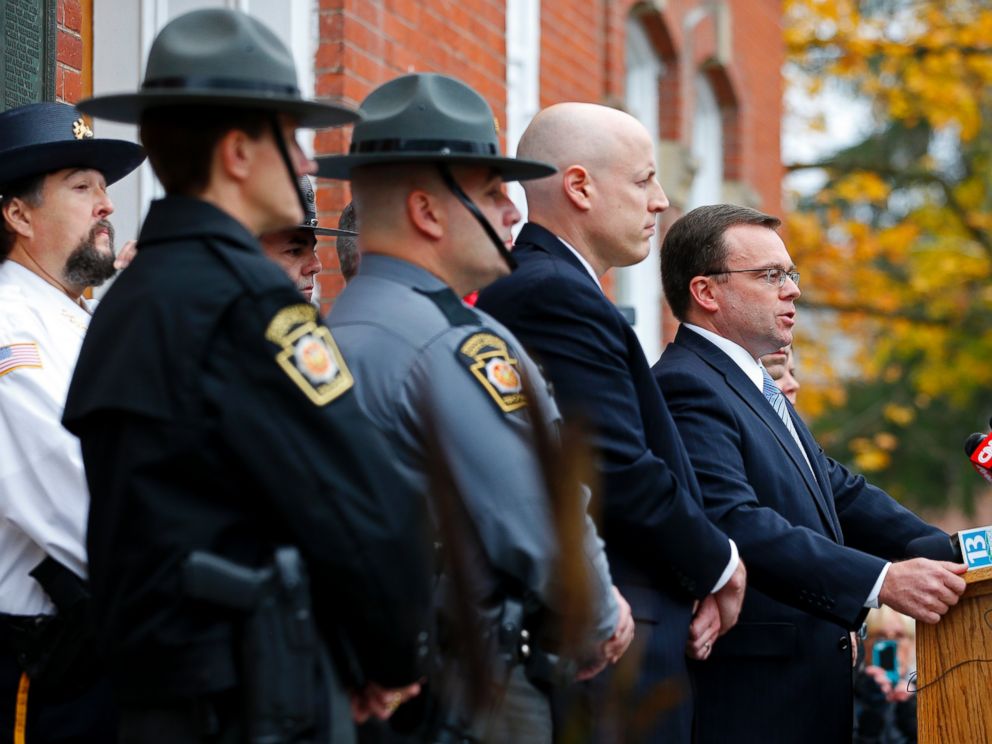 PHOTO: Pike County District Attorney Ray Tonkin, right, holds a news conference to talk about the arraignment of Eric Frein at the Pike County Courthouse in Milford, Pa., Oct. 31, 2014.