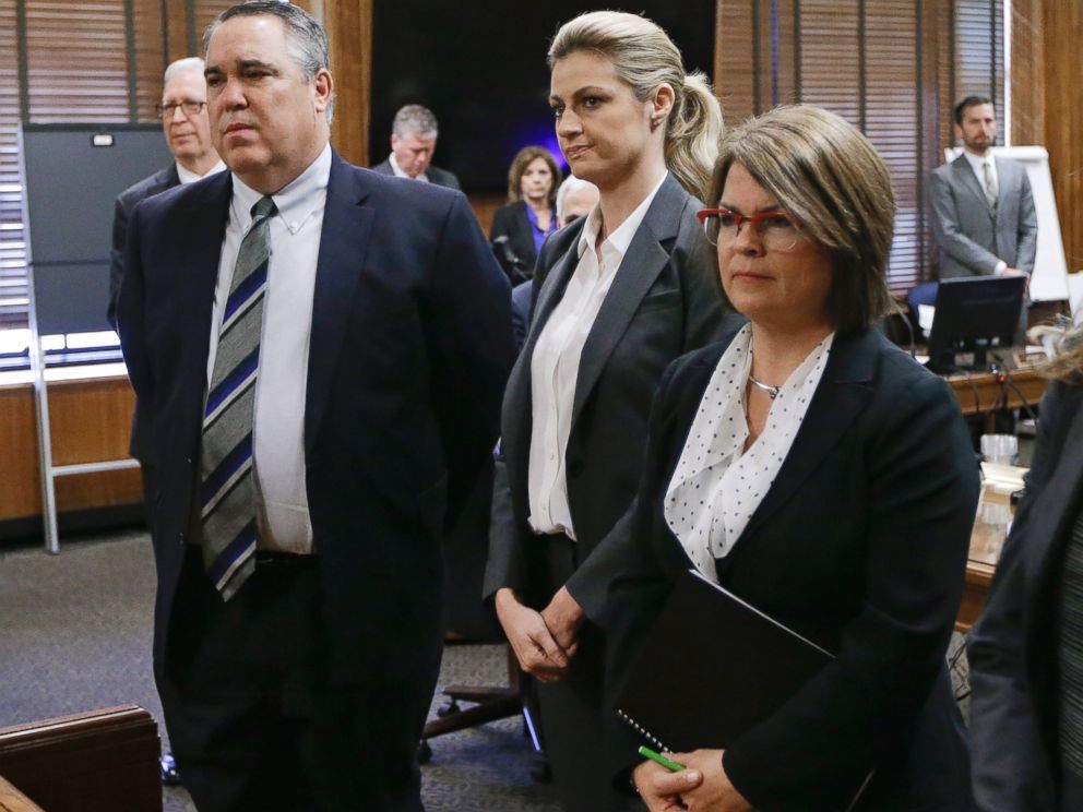 PHOTO:Erin Andrews, center, stands with attorney Scott Carr, left, as the jury enters the courtroom, March 7, 2016, in Nashville, Tenn.