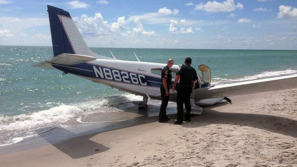 PHOTO: Emergency personnel look at the scene of a small plane crash in Caspersen Beach in Venice, Fla., July 27, 2014. 