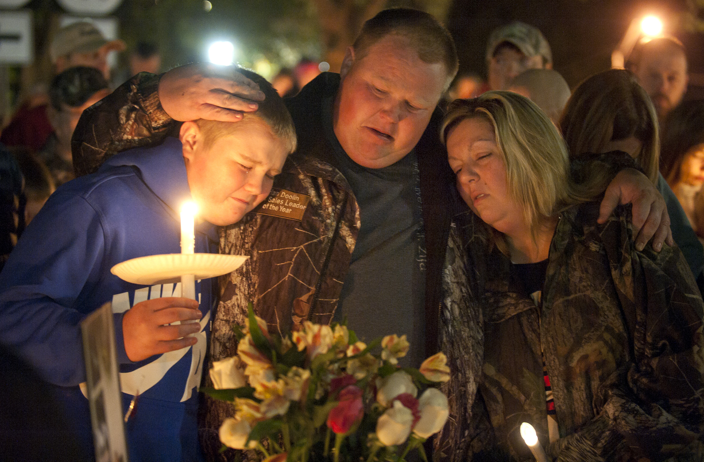 PHOTO: Gabriella Doolin's brother Alec, father Brian and mother Amy, comfort each other during a vigil for her, Nov. 15, 2015, in Scottsville, Ky.