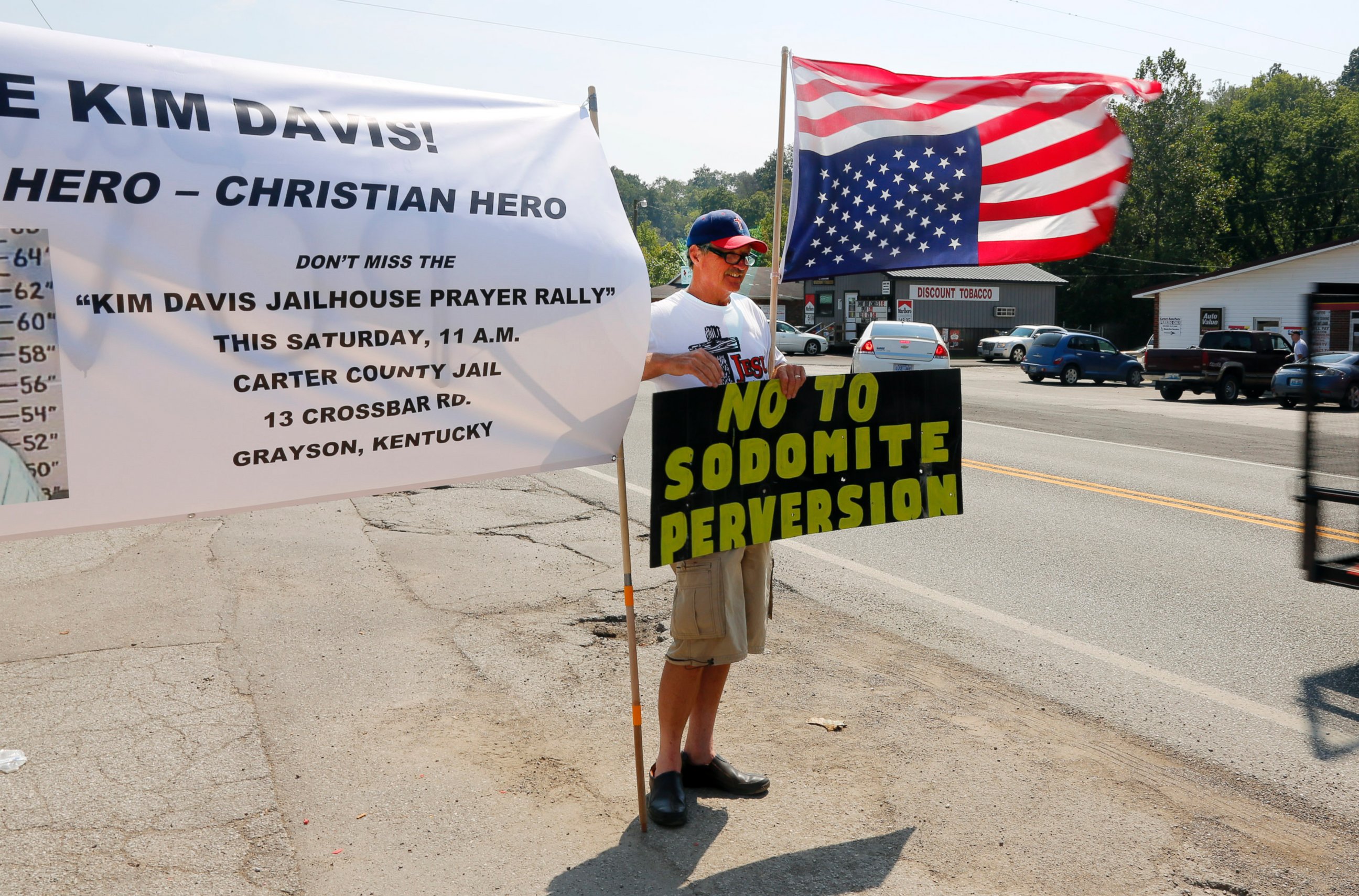 PHOTO: Ken Scott, from Denver, stands in support of Rowan County Clerk Kim Davis, outside the Carter County Detention Center, Sept. 5, 2015, in Grayson, Ky.