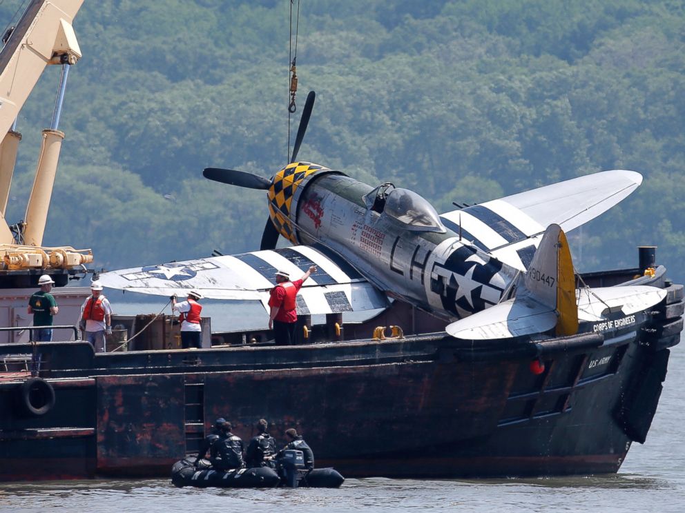 PHOTO: Officials remove a plane out of the Hudson River a day after it crashed, May 28, 2016, in North Bergen, N.J.