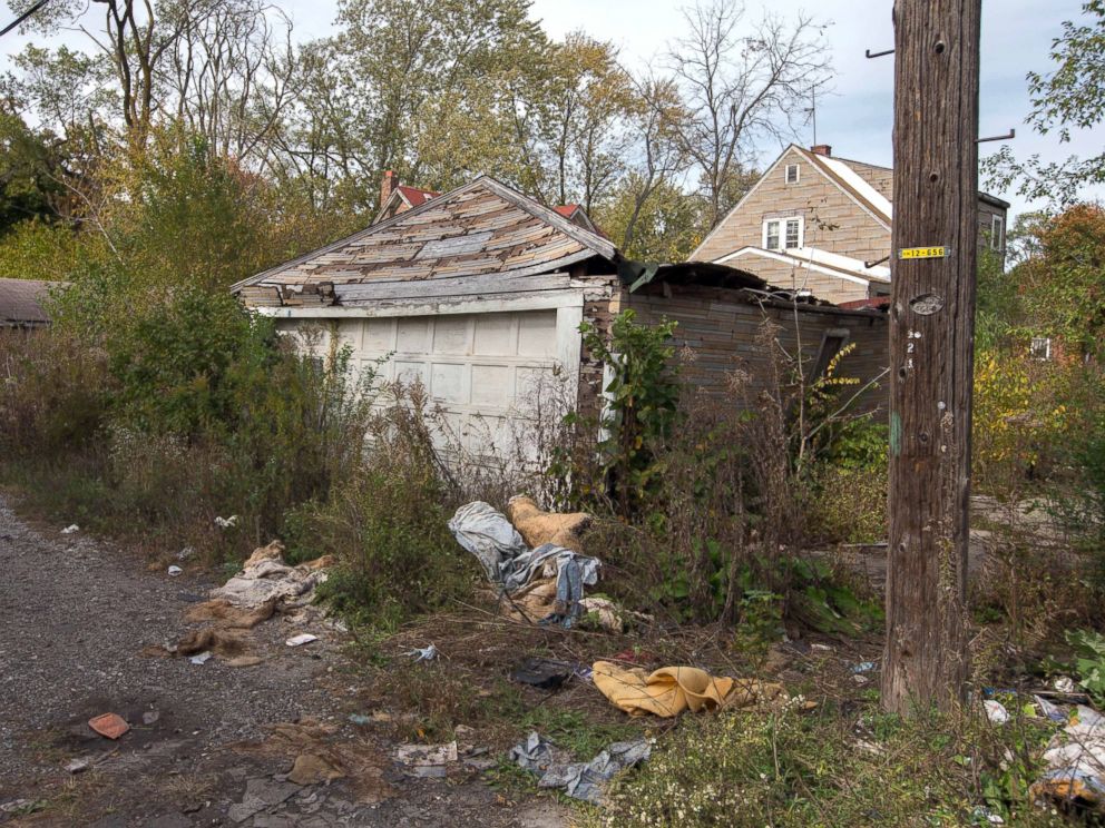 PHOTO: The back of a house in Gary, Ind., where the body of a woman was found, Oct. 19, 2014.