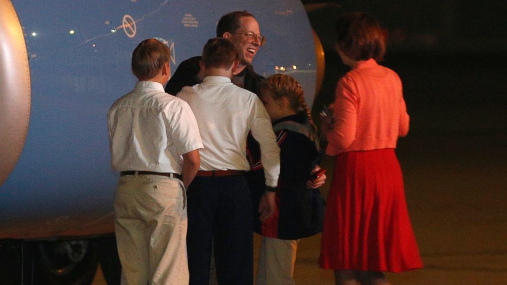 PHOTO: Jeffrey Fowle is greeted by family members on his arrival at Wright-Patterson Airforce Base, Oct. 22, 2014, in Dayton, Ohio.