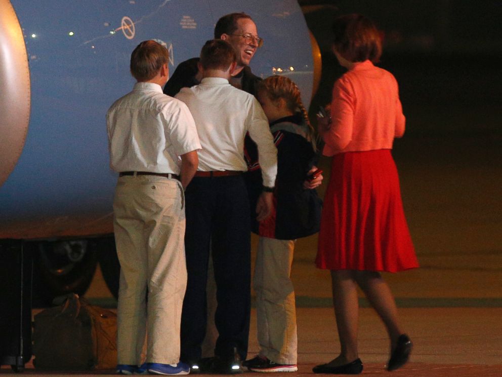 PHOTO: Jeffrey Fowle is greeted by family members on his arrival at Wright-Patterson Airforce Base, Oct. 22, 2014, in Dayton, Ohio.