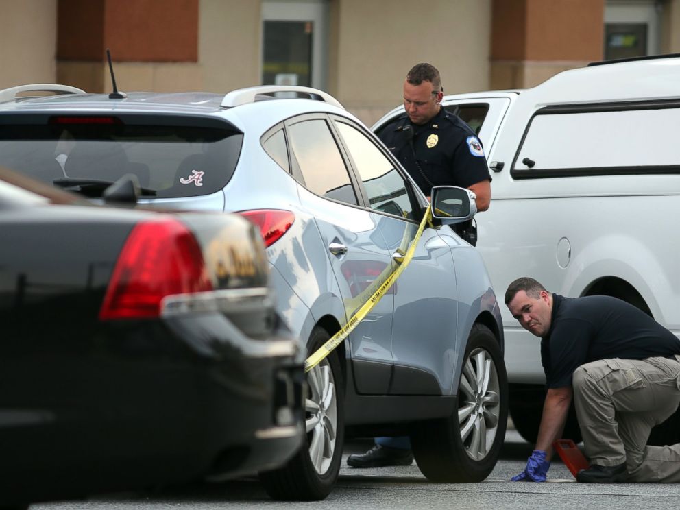 PHOTO: Cobb County police investigate an SUV where a toddler died, June 18, 2014, near Marietta, Ga., when the father forgot to drop his child off at day care and went to work.