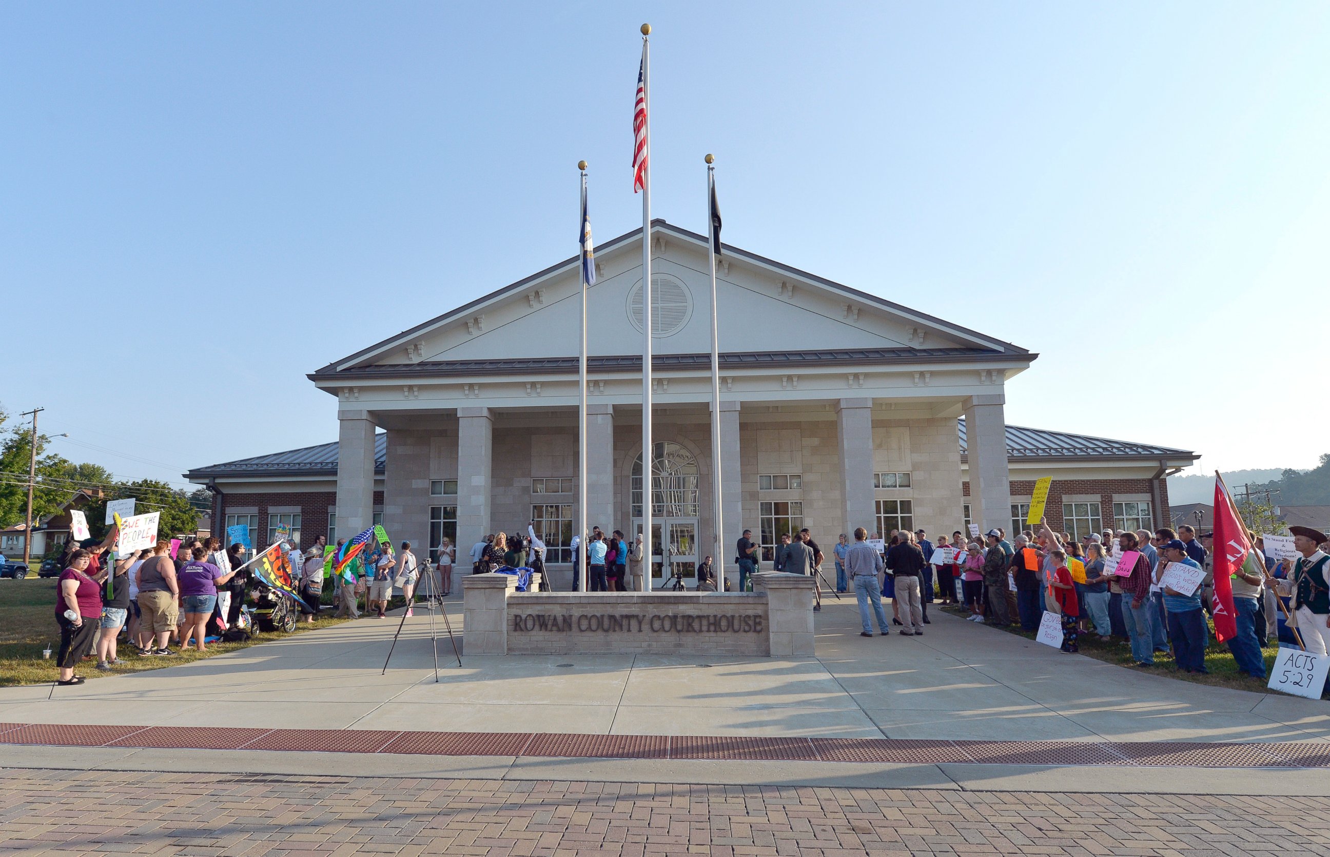 PHOTO: A gathering of same sex marriage supporters, left, and supporters of Rowan County Clerk Kim Davis, right, face off in front of the Rowan County Courthouse, Sept. 1, 2015, in Morehead, Ky.