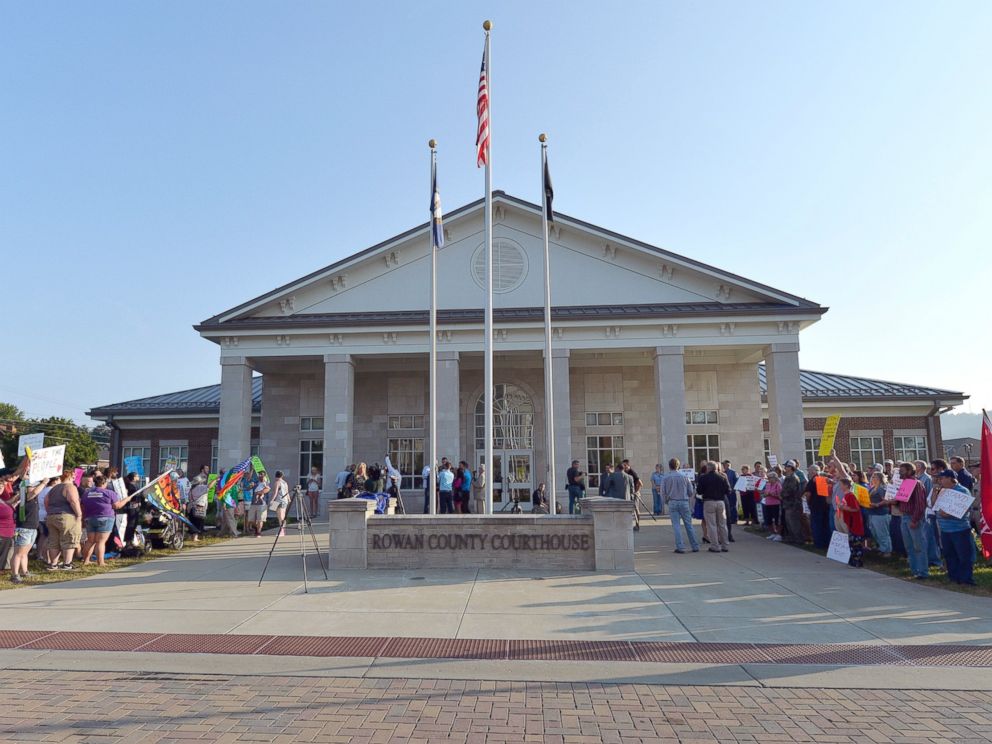 PHOTO: A gathering of same sex marriage supporters, left, and supporters of Rowan County Clerk Kim Davis, right, face off in front of the Rowan County Courthouse, Sept. 1, 2015, in Morehead, Ky.